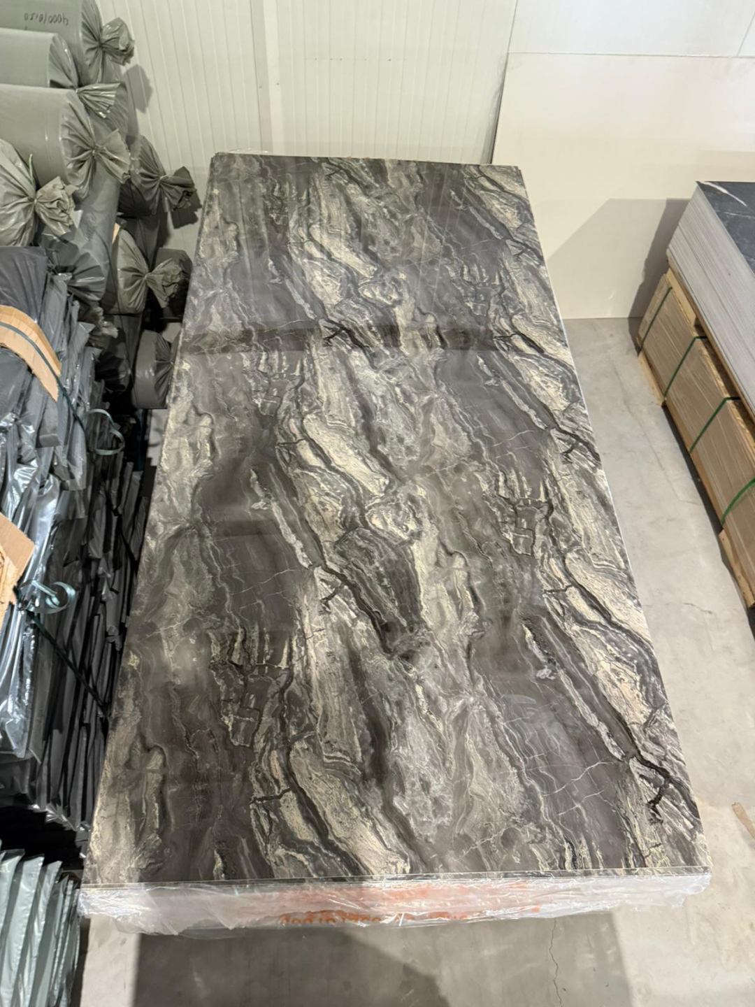 Keda Nero Panel 2600x1220 в интериор на модерна баня